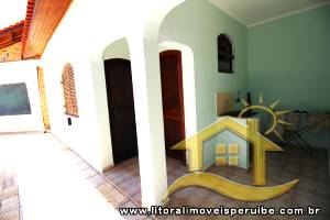 Casa - Térrea com 6 dormitórios (sendo 4 suite(s)) a 0,00 metros praia.
