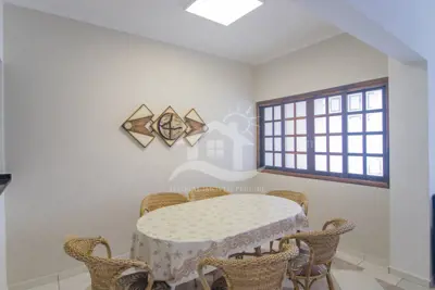 Casa - Assobradada com 4 dormitórios (sendo 2 suite(s)) a 500,00 metros praia.