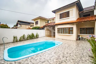 Casa - Assobradada com 4 dormitórios (sendo 2 suite(s)) a 500,00 metros praia.