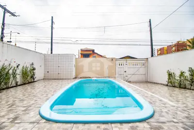 Casa - Assobradada com 4 dormitórios (sendo 2 suite(s)) a 500,00 metros praia.