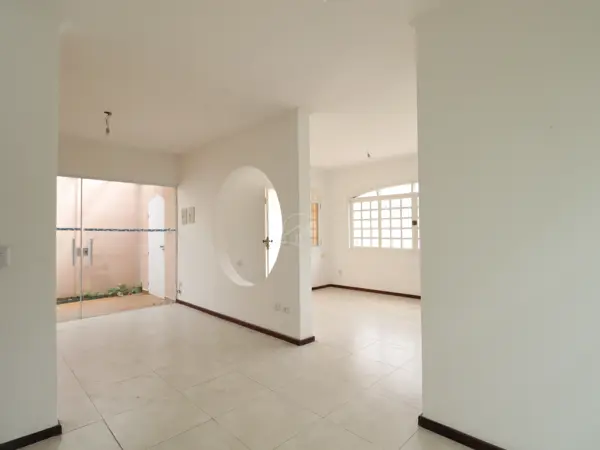 Casa - Térrea com 4 quartos (sendo 1 suite(s)) a 0,00 metros praia.