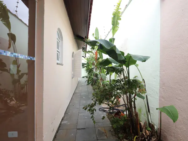 Casa - Térrea com 4 quartos (sendo 1 suite(s)) a 0,00 metros praia.