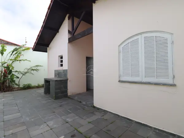 Casa - Térrea com 4 quartos (sendo 1 suite(s)) a 0,00 metros praia.
