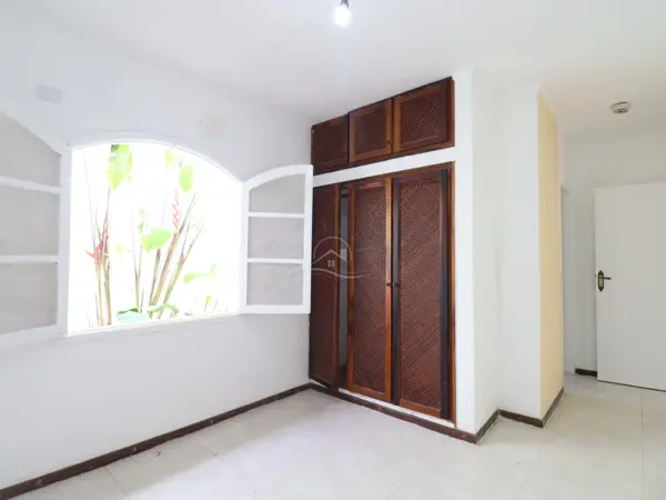 Casa - Térrea com 4 quartos (sendo 1 suite(s)) a 0,00 metros praia.