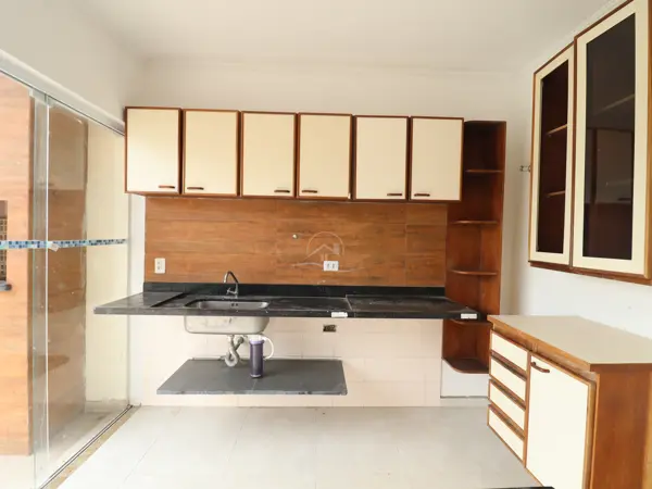 Casa - Térrea com 4 quartos (sendo 1 suite(s)) a 0,00 metros praia.