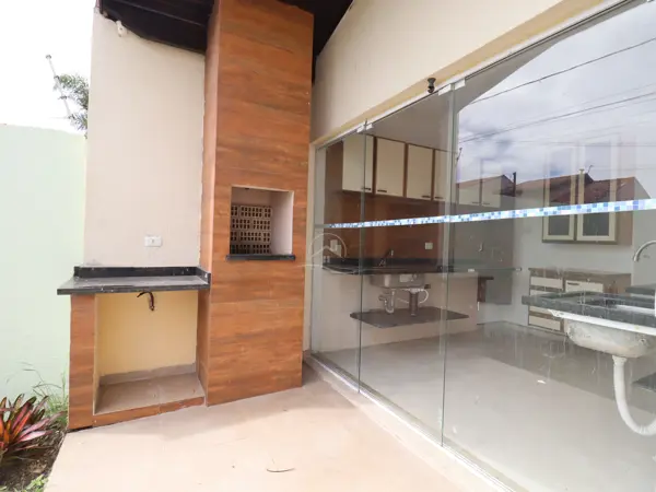 Casa - Térrea com 4 quartos (sendo 1 suite(s)) a 0,00 metros praia.