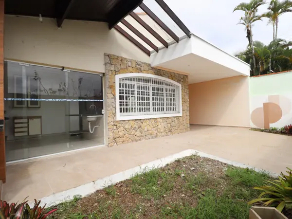 Casa - Térrea com 4 quartos (sendo 1 suite(s)) a 0,00 metros praia.