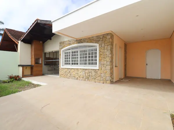 Casa - Térrea com 4 quartos (sendo 1 suite(s)) a 0,00 metros praia.