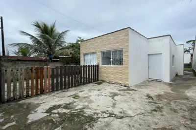 Casa - Térrea com 2 dormitórios (sendo 0 suite(s)) a 400,00 metros praia.