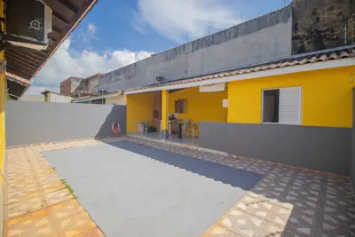 Casa - Térrea com 3 dormitórios (sendo 1 suite(s)) a 800,00 metros praia.