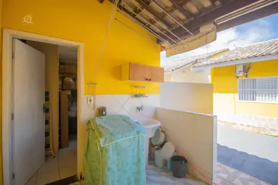 Casa - Térrea com 3 dormitórios (sendo 1 suite(s)) a 800,00 metros praia.