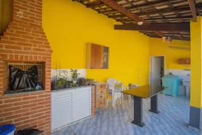 Casa - Térrea com 3 dormitórios (sendo 1 suite(s)) a 800,00 metros praia.