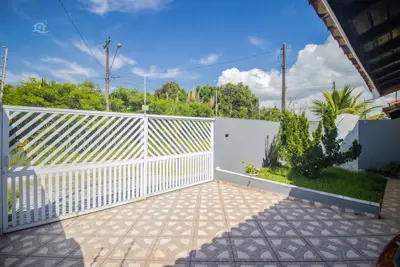 Casa - Térrea com 3 dormitórios (sendo 1 suite(s)) a 800,00 metros praia.