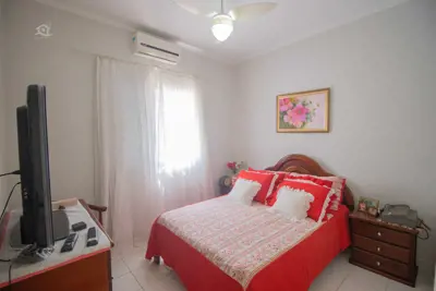Casa - Térrea com 3 dormitórios (sendo 1 suite(s)) a 800,00 metros praia.