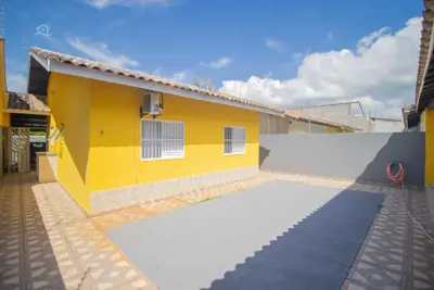 Casa - Térrea com 3 dormitórios (sendo 1 suite(s)) a 800,00 metros praia.