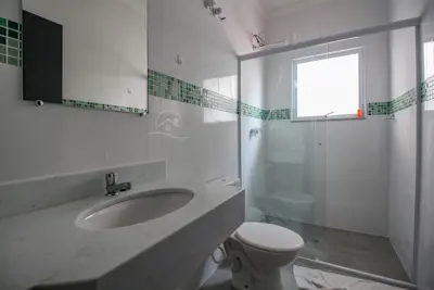 Casa - Sobrado com 5 quartos (sendo 1 suite(s)) a 100,00 metros praia.