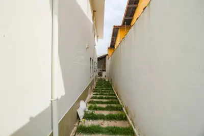 Casa - Sobrado com 5 quartos (sendo 1 suite(s)) a 100,00 metros praia.