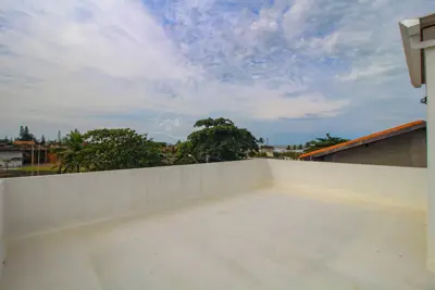 Casa - Sobrado com 5 quartos (sendo 1 suite(s)) a 100,00 metros praia.