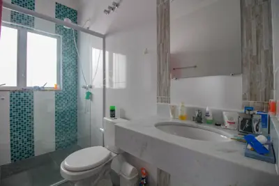 Casa - Sobrado com 5 quartos (sendo 1 suite(s)) a 100,00 metros praia.