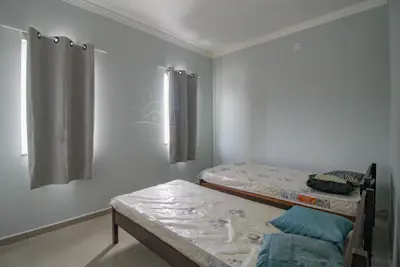 Casa - Sobrado com 5 quartos (sendo 1 suite(s)) a 100,00 metros praia.