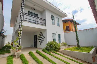 Casa - Sobrado com 5 quartos (sendo 1 suite(s)) a 100,00 metros praia.