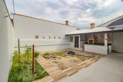 Casa - Sobrado com 5 quartos (sendo 1 suite(s)) a 100,00 metros praia.
