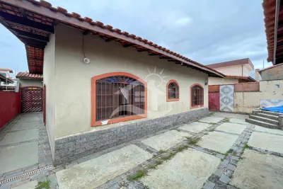 Casa - Térrea com 3 dormitórios (sendo 1 suite(s)) a 700,00 metros praia.