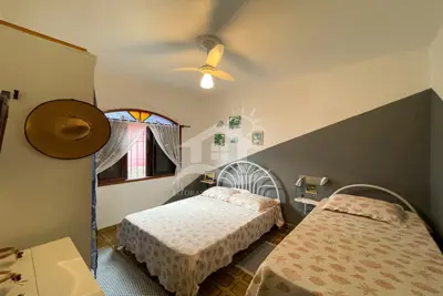 Casa - Térrea com 3 dormitórios (sendo 1 suite(s)) a 700,00 metros praia.