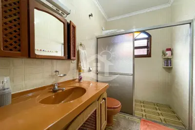 Casa - Térrea com 3 dormitórios (sendo 1 suite(s)) a 700,00 metros praia.