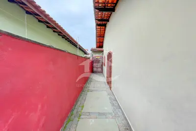 Casa - Térrea com 3 dormitórios (sendo 1 suite(s)) a 700,00 metros praia.