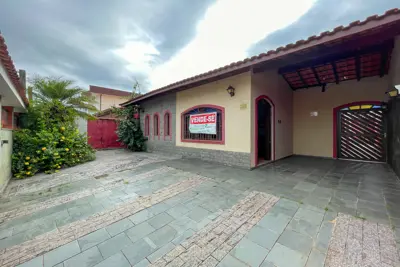 Casa - Térrea com 3 dormitórios (sendo 1 suite(s)) a 700,00 metros praia.