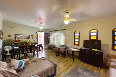 Casa - Térrea com 3 dormitórios (sendo 1 suite(s)) a 700,00 metros praia.
