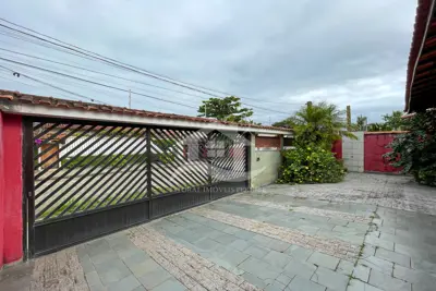 Casa - Térrea com 3 dormitórios (sendo 1 suite(s)) a 700,00 metros praia.
