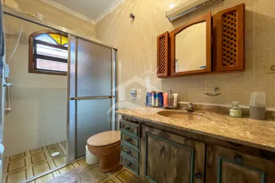 Casa - Térrea com 3 dormitórios (sendo 1 suite(s)) a 700,00 metros praia.