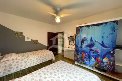 Casa - Térrea com 3 dormitórios (sendo 1 suite(s)) a 700,00 metros praia.
