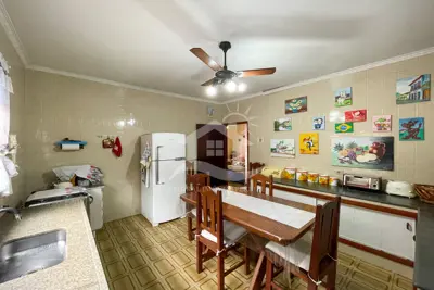 Casa - Térrea com 3 dormitórios (sendo 1 suite(s)) a 700,00 metros praia.