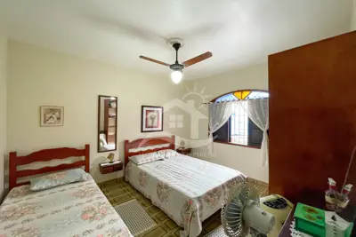 Casa - Térrea com 3 dormitórios (sendo 1 suite(s)) a 700,00 metros praia.