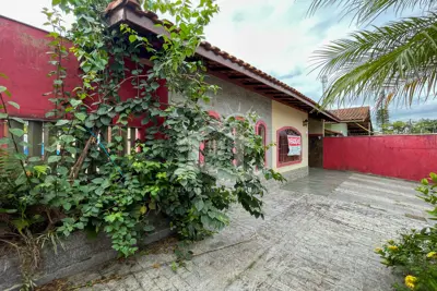 Casa - Térrea com 3 dormitórios (sendo 1 suite(s)) a 700,00 metros praia.