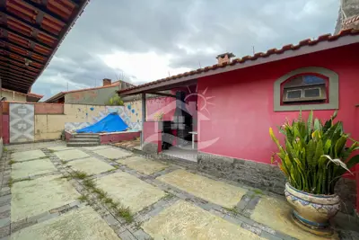 Casa - Térrea com 3 dormitórios (sendo 1 suite(s)) a 700,00 metros praia.