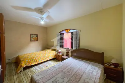 Casa - Térrea com 3 dormitórios (sendo 1 suite(s)) a 700,00 metros praia.