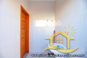 Casa - Térrea com 4 quartos (sendo 4 suite(s)) a 1,00 metros praia.