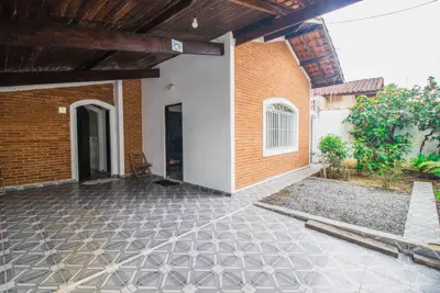 Casa - Térrea com 3 dormitórios (sendo 1 suite(s)) a 200,00 metros praia.
