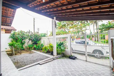 Casa - Térrea com 3 dormitórios (sendo 1 suite(s)) a 200,00 metros praia.