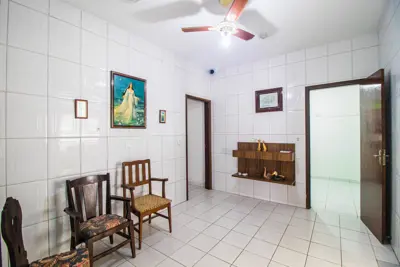Casa - Térrea com 3 dormitórios (sendo 1 suite(s)) a 200,00 metros praia.