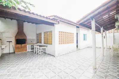 Casa - Térrea com 3 dormitórios (sendo 1 suite(s)) a 200,00 metros praia.