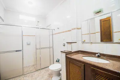 Casa - Térrea com 3 dormitórios (sendo 1 suite(s)) a 200,00 metros praia.