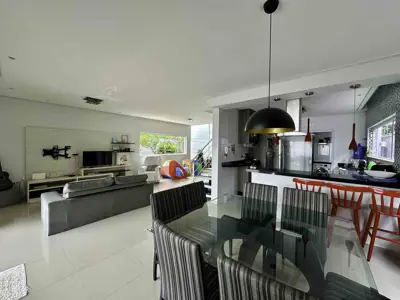 Casa - Sobrado com 4 quartos (sendo 4 suite(s)) a 500,00 metros praia.