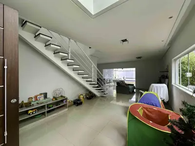 Casa - Sobrado com 4 quartos (sendo 4 suite(s)) a 500,00 metros praia.