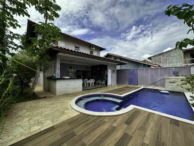 Casa - Sobrado com 4 quartos (sendo 4 suite(s)) a 500,00 metros praia.