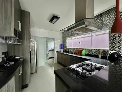 Casa - Sobrado com 4 quartos (sendo 4 suite(s)) a 500,00 metros praia.